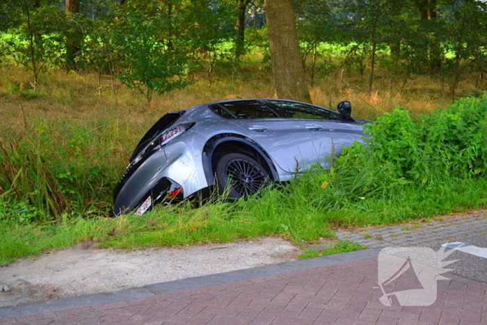 Auto belandt in greppel