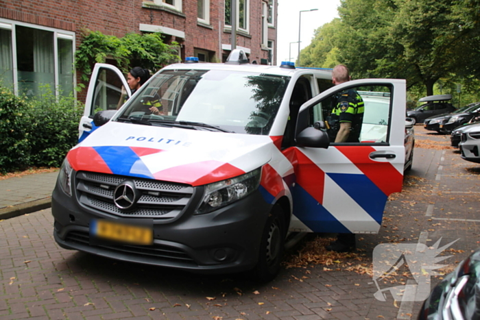 Personenauto raakt van de weg en belandt in sloot