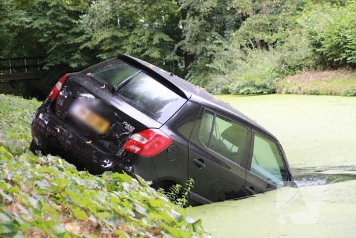 Personenauto raakt van de weg en belandt in sloot