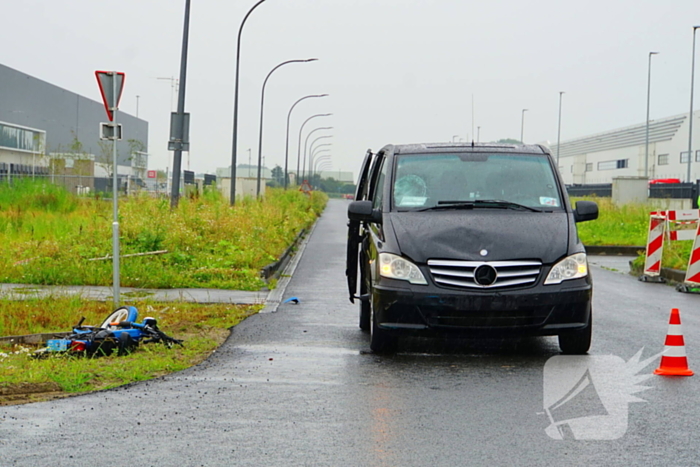 Traumateam ingezet voor ongeval tussen brommer en taxibus