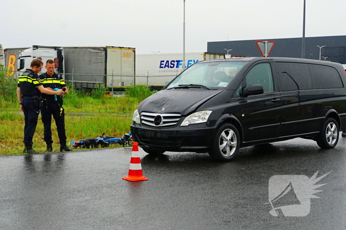 Traumateam ingezet voor ongeval tussen brommer en taxibus