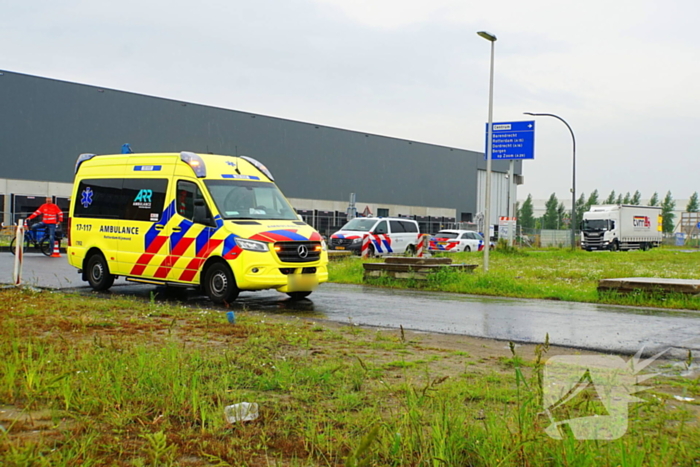 Traumateam ingezet voor ongeval tussen brommer en taxibus