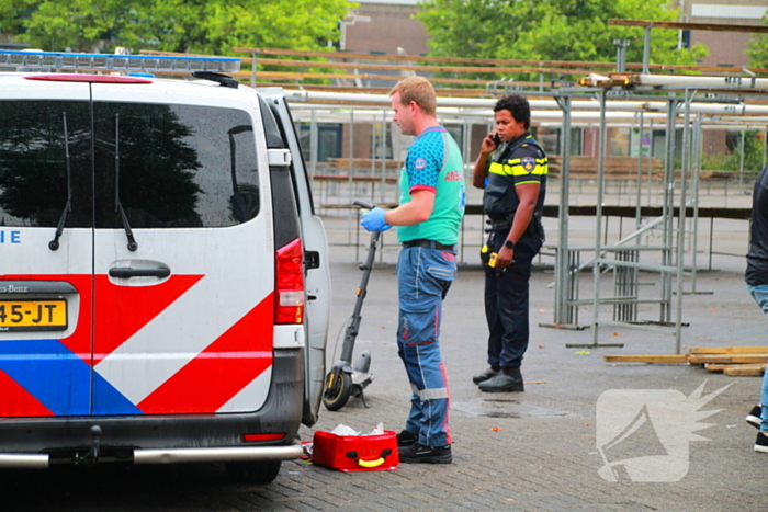 Bestuurder van electrische step klapt achterop personenauto