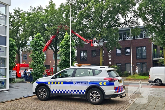 Brandweer verwijdert gevaarlijk hangende tak