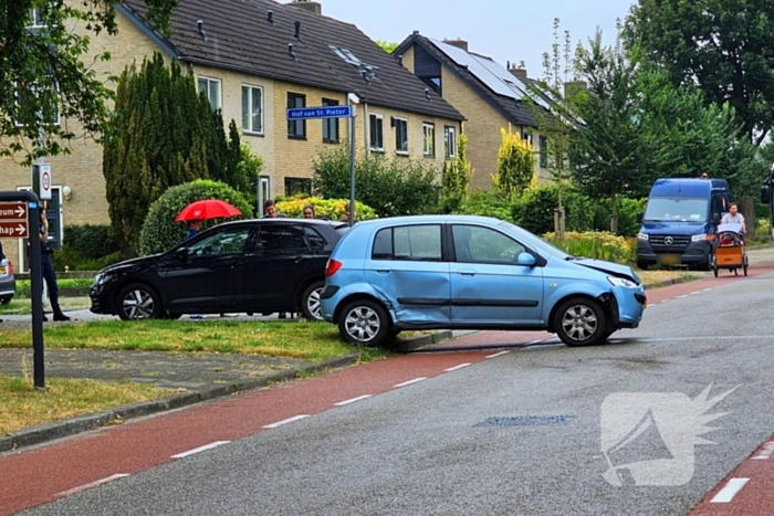 Twee voertuigen botsen op elkaar