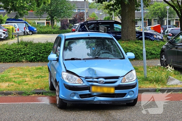 Twee voertuigen botsen op elkaar