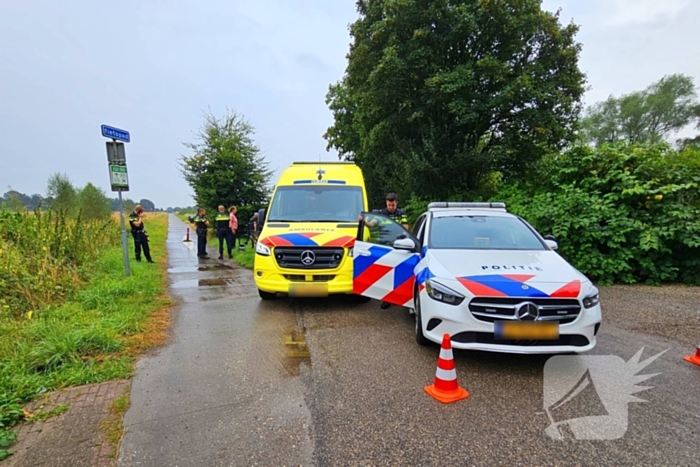 Fietser en scooterrijder met elkaar in botsing op fietspad