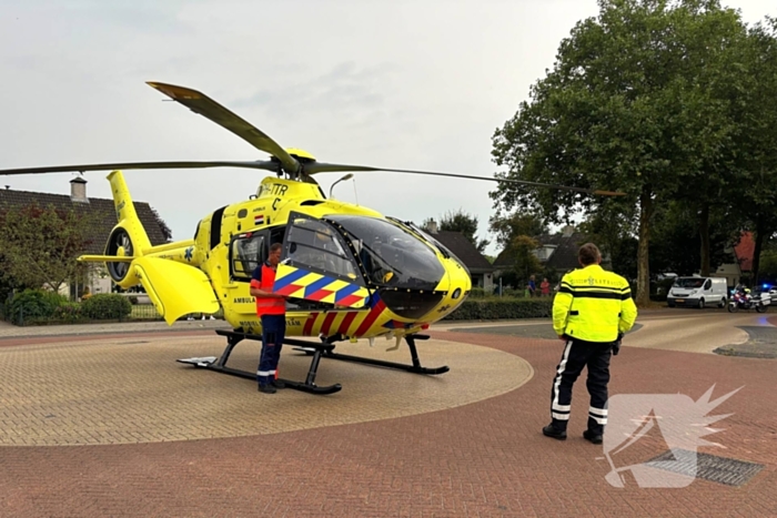 Traumahelikopter landt op kruising, inzet trekt veel bekijks