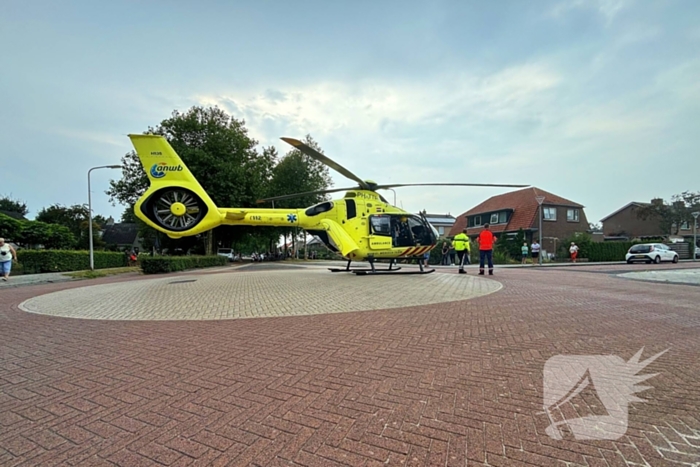 Traumahelikopter landt op kruising, inzet trekt veel bekijks