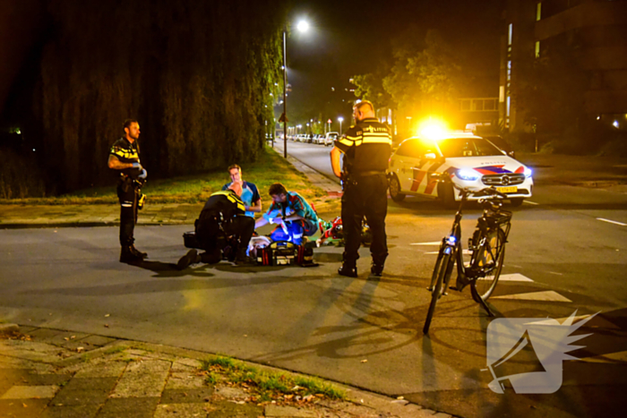 Persoon op pitbike gaat onderuit