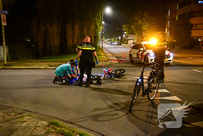 Persoon op pitbike gaat onderuit