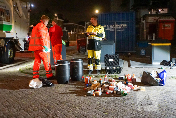 Ondergrondse container levert vreemde geuren en verdachte flessen op