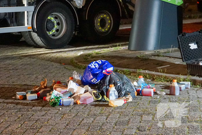 Ondergrondse container levert vreemde geuren en verdachte flessen op