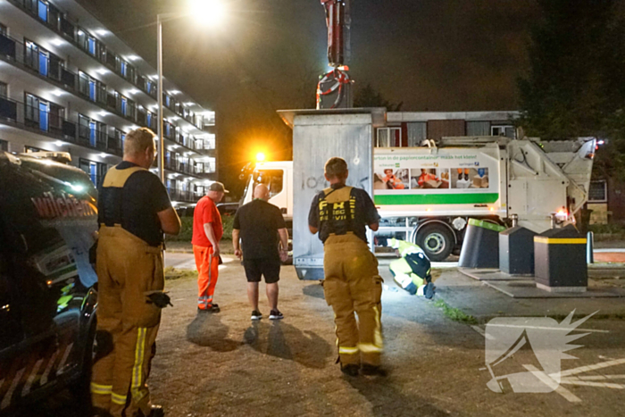 Ondergrondse container levert vreemde geuren en verdachte flessen op