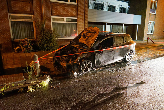 Alerte buurtbewoners ontdekken autobrand