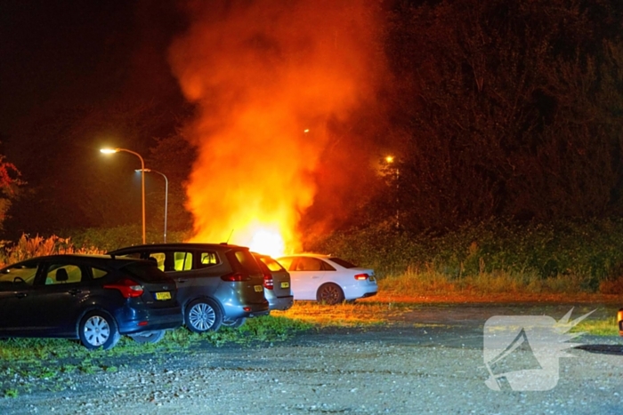 Voorzijde geparkeerde auto volledig verwoest door brand