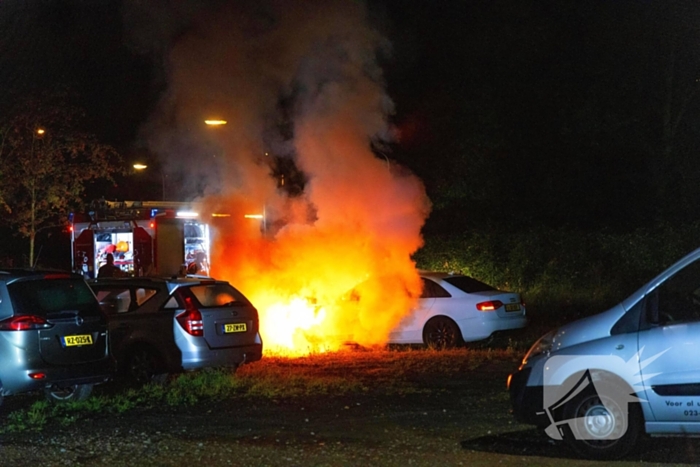 Voorzijde geparkeerde auto volledig verwoest door brand