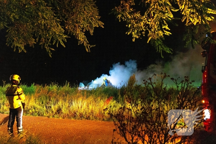 Voorzijde geparkeerde auto volledig verwoest door brand