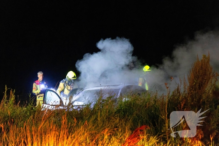 Voorzijde geparkeerde auto volledig verwoest door brand