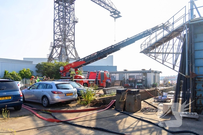 Brand op schip dat voor reparatie ligt in Dok