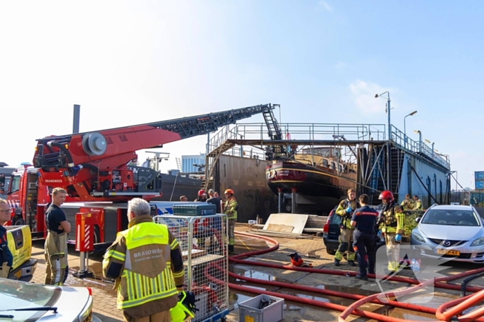 Brand op schip dat voor reparatie ligt in Dok