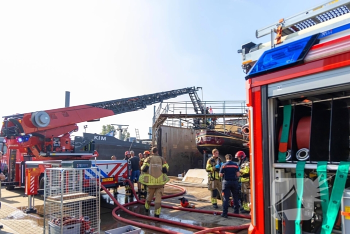 Brand op schip dat voor reparatie ligt in Dok