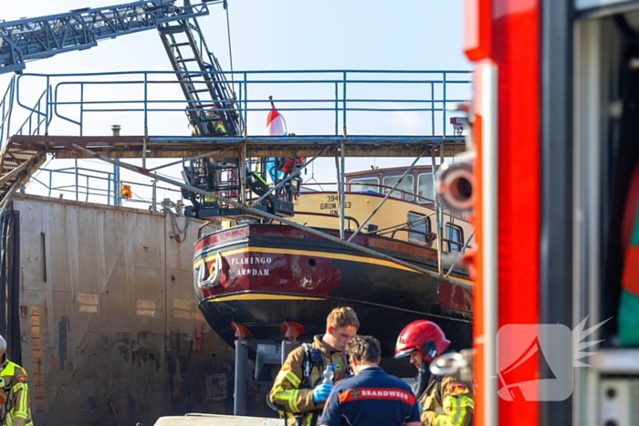 Brand op schip dat voor reparatie ligt in Dok