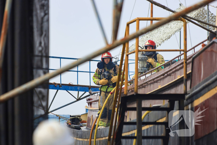 Brand op schip dat voor reparatie ligt in Dok