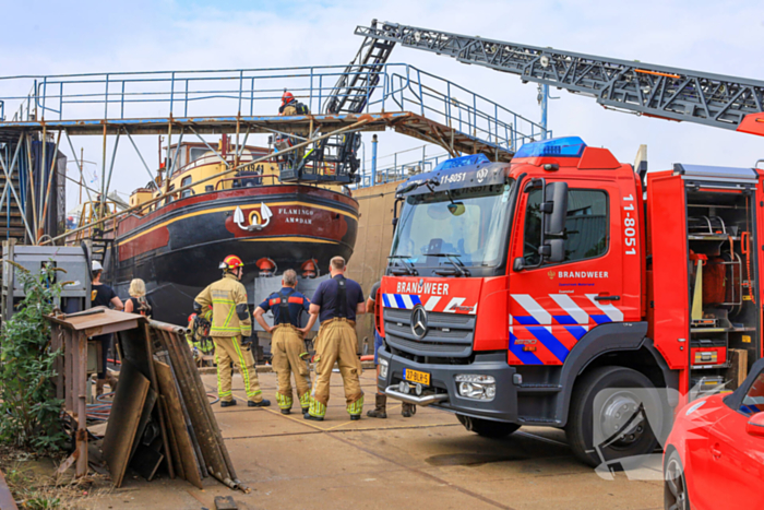 Brand op schip dat voor reparatie ligt in Dok