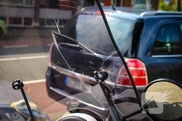 Scooterrijder gewond bij aanrijding met personenauto