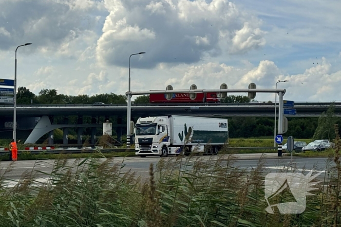 Vrachtwagen en auto komen met elkaar in botsing