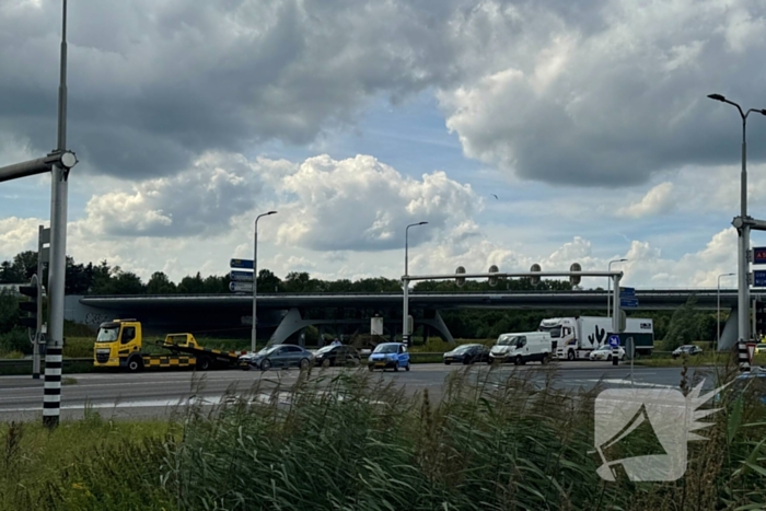 Vrachtwagen en auto komen met elkaar in botsing