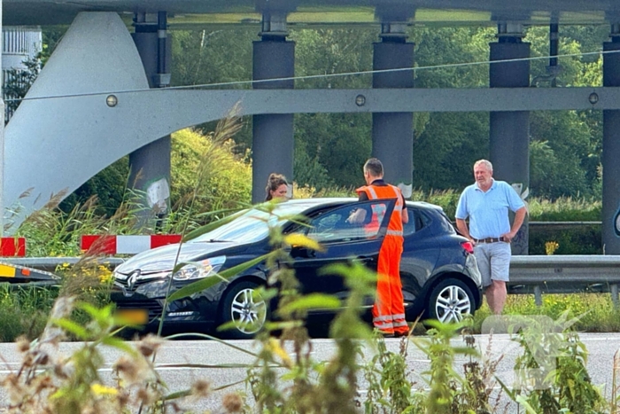 Vrachtwagen en auto komen met elkaar in botsing