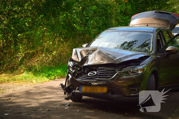 Enorme schade bij ongeval met landbouwvoertuig en personenauto