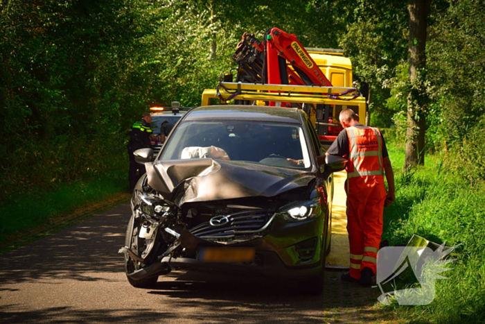 Enorme schade bij ongeval met landbouwvoertuig en personenauto