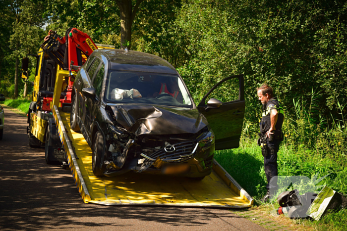 Enorme schade bij ongeval met landbouwvoertuig en personenauto