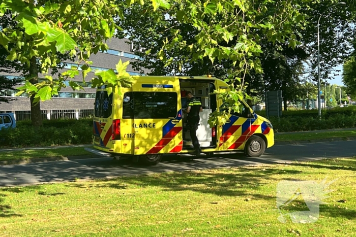 Automobilist klapt op lantaarnpaal