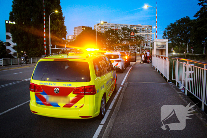 Omstanders schieten ten val gekomen fietser te hulp