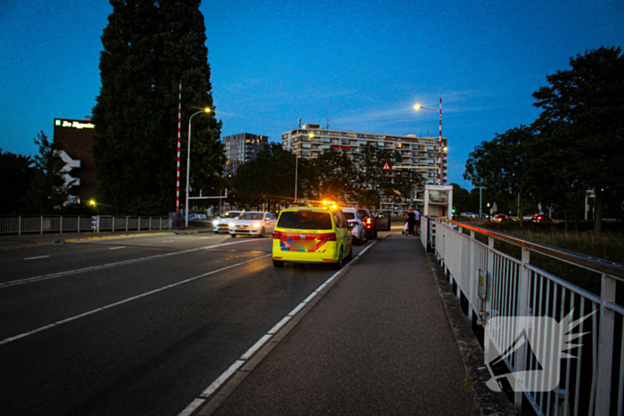 Omstanders schieten ten val gekomen fietser te hulp