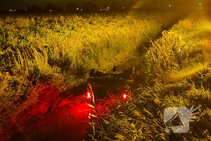 Auto vliegt uit de bocht en belandt ondersteboven in sloot