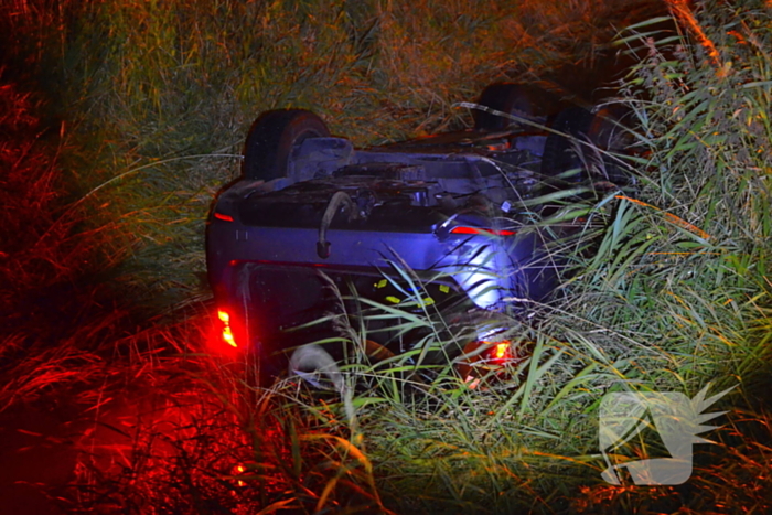 Auto vliegt uit de bocht en belandt ondersteboven in sloot