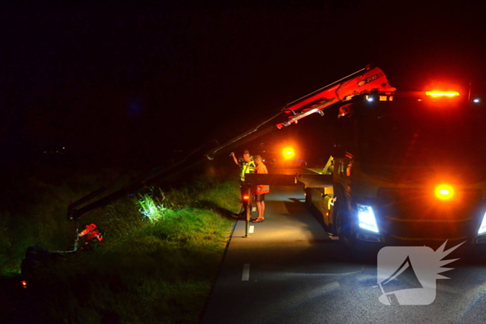 Auto vliegt uit de bocht en belandt ondersteboven in sloot