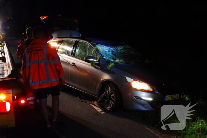 Auto vliegt uit de bocht en belandt ondersteboven in sloot