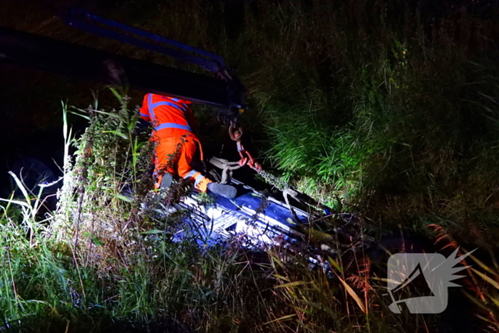 Auto vliegt uit de bocht en belandt ondersteboven in sloot