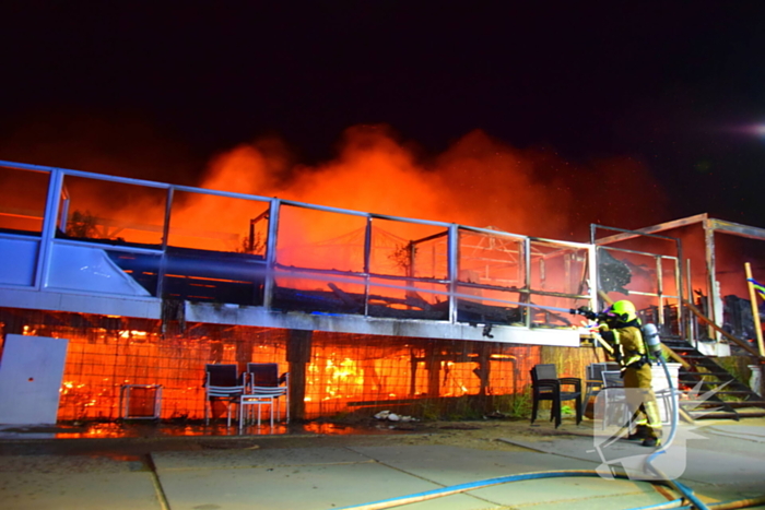 Strandtent verwoest door vlammenzee