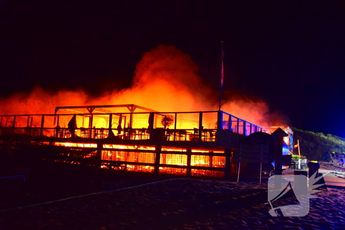 Strandtent verwoest door vlammenzee