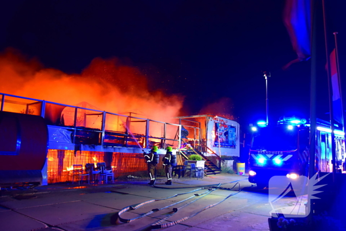 Strandtent verwoest door vlammenzee