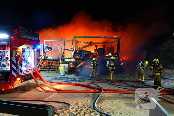 Strandtent verwoest door vlammenzee