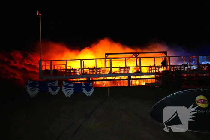 Strandtent verwoest door vlammenzee