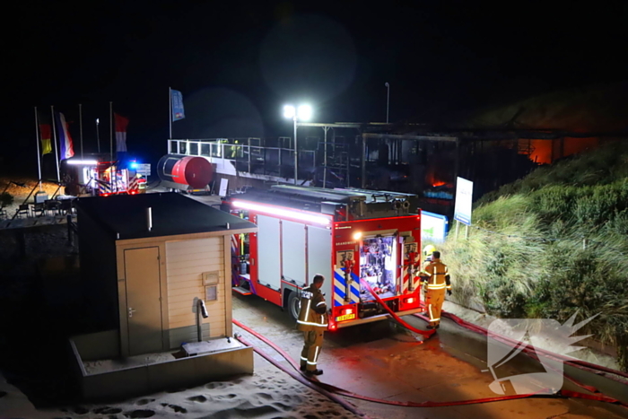 Strandtent verwoest door vlammenzee